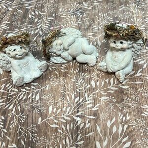 Cherub figurines, lot of 3?